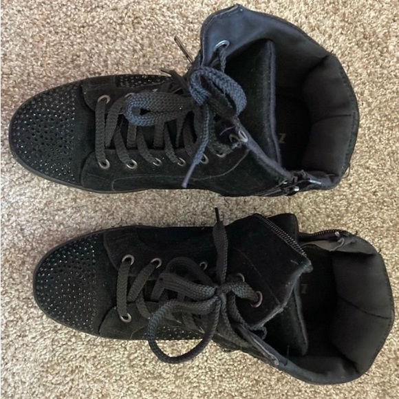 Shoes - Black sneaker style with zipper and inserted heel